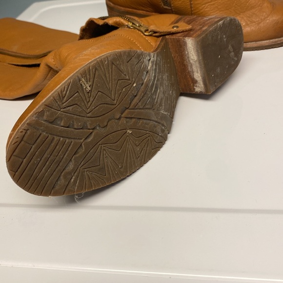 Premium-quality Leather Boots - Picture 9 of 9